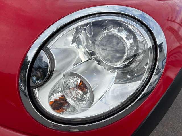 ヘッドライトはクリアでキレイな状態です♪HIDヘッドライトですのでハロゲンタイプよりも明るく夜間の視界も良好です♪