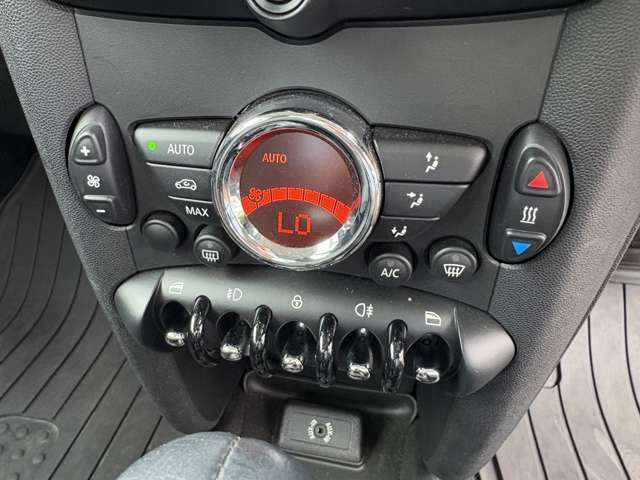 エアコンはAUTOになっております♪パネルやスイッチ類にキズや汚れ等も無くとてもキレイな状態です♪