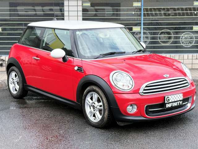 ボディーカラーは チリレッド になります♪ボディーは背景が映り込む程艶やかでキレイな状態です♪ボディーコーティングでさらにキレイになりますのでご興味がありましたらご相談ください♪