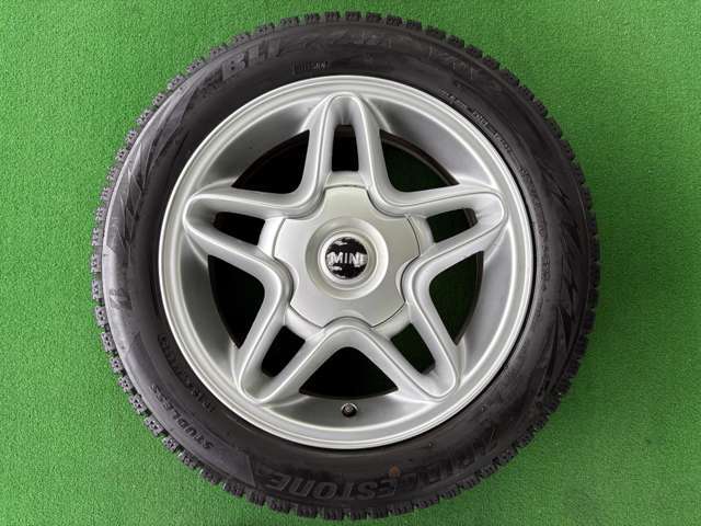 オプションにて中古スタッドレスタイヤセットもございます♪詳細はスタッフにお気軽にお尋ねください♪