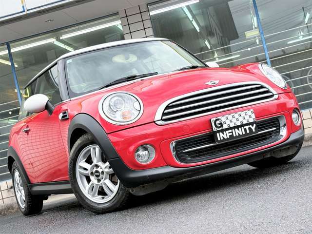 老若男女を問わず大人気のMINI♪R56後期型のクーパー♪走行距離57,000kmと低走行♪お得な車検：2年付です♪オプションのプロジェクターヘッドライト装備♪おシャレで運転もしやすいMINIクーパー♪