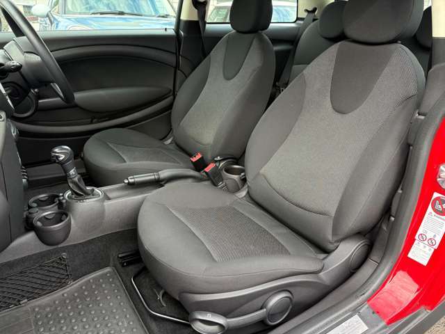 助手席のシートもキレイな状態です♪シートの質感も良く座り心地もとても良いのでリラックスしてお座り頂けます♪
