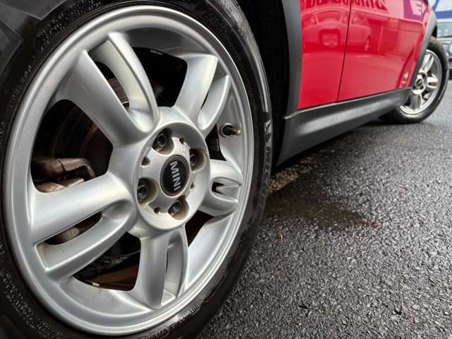 純正15インチアルミホイールが装備されております♪ホイールにはガリキズやブレーキダスト汚れも少なくとてもキレイな状態となっております♪