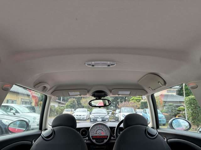 輸入車にありがちな天張りの剥がれや垂れ等もなくキレイな状態です♪清潔感の有る車内となっております♪