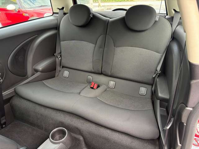後席のシートもキレイな状態です♪汚れがちなフットマットもキレイな状態です♪