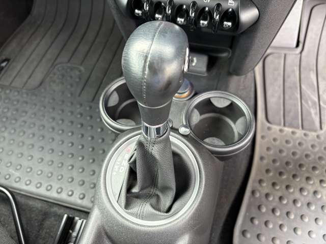 シフトはシンプルなデザインで握りやすく操作もしやすいです♪マニュアルモードも搭載されておりますのでスポーティーな走行もお楽しみ頂けます♪