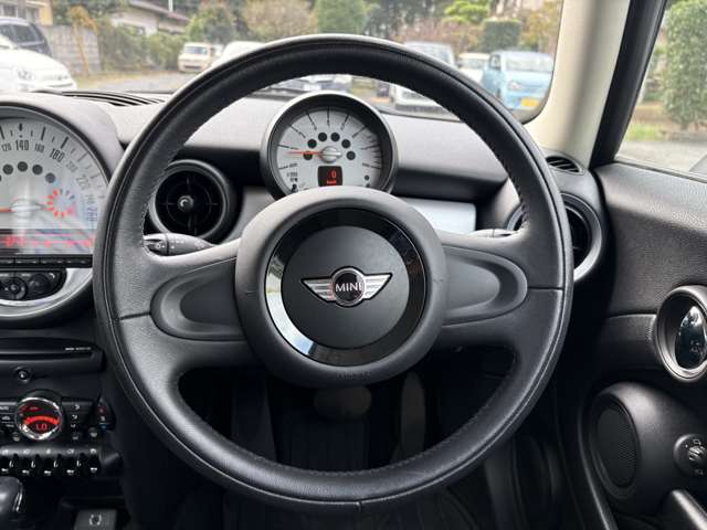 本革巻きステアリングには目立つ擦れやキズ等もなくとてもキレイな状態です♪手になじみ握りやすく操作もしやすいです♪