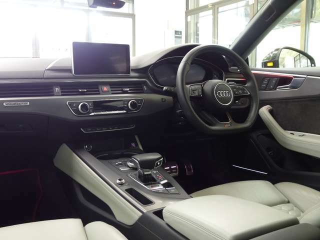 Audi RS5クーペ アシスタンス＆カーボンスタイリングパッケージをお探しの方は是非ご覧下さい！！