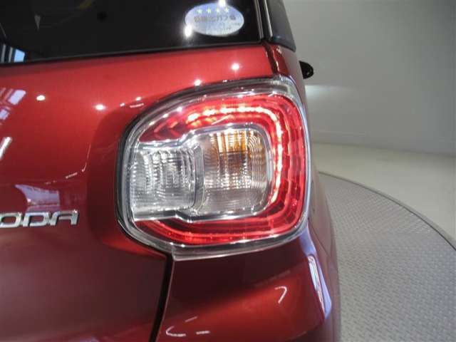 LEDテールライトです。省電力、高輝度のLEDは明るく照らすので夜間運転時の視認性を高めます。スタイリッシュな見た目で細かいところもこだわりたいあなたに！