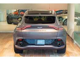 DBXのポイントの1つであるダックテールはリアフォームにまで繊細なデザインが施されています。