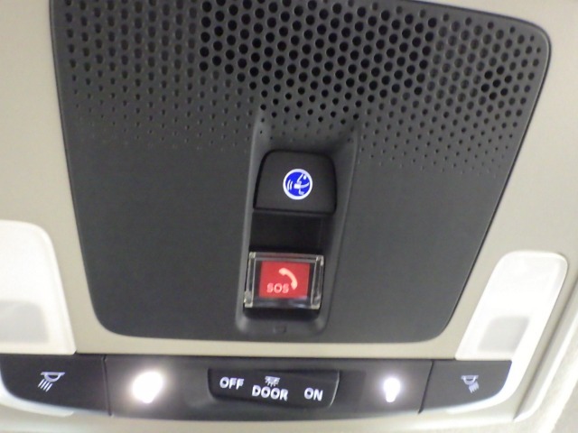 天井には緊急通報ボタンが装備されています。