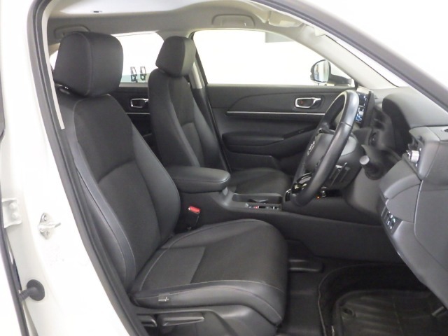 すわり心地の良い運転席・助手席です。長時間のドライブの疲れ軽減に貢献します。どうぞ快適なドライブを♪