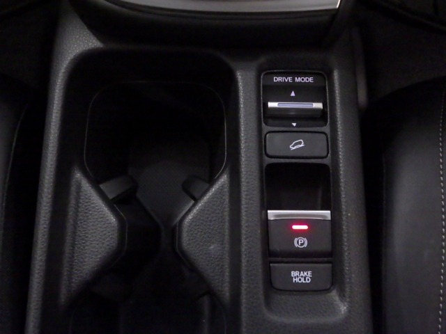 傾斜面でのスリップの危険を最小限に防ぐヒルディセントコントロールを装備しています！パーキングブレーキはスイッチを引くだけで作動します♪