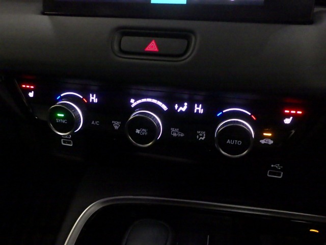 オートエアコンタイプなので細かい操作なしで快適温度に調整してくれます。シートヒーター付きで、冷えた車内でもスイッチを押せば数秒で座面と背もたれがあたたかくなります。