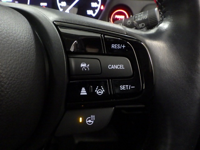 ハンドル右側にはクルーズコントロールのスイッチが装備され運転中の操作も安心して行えます！