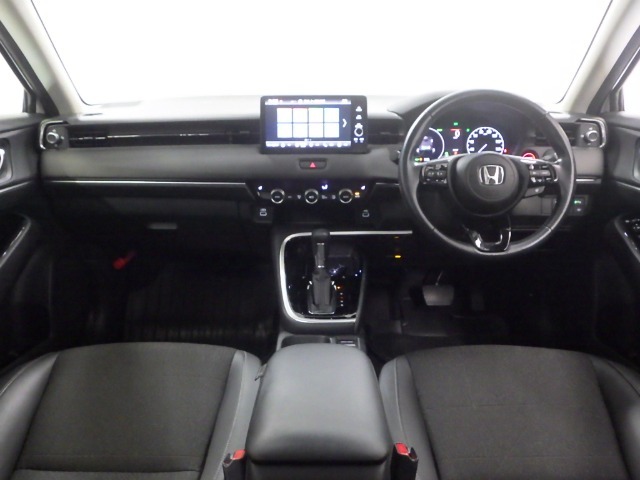 ドライバーを包み込むように、ディスプレーやスイッチ、コンソールを配置。座った瞬間から運転への期待が！空間そのものの心地よさにこだわっています。