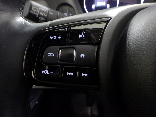 ハンドルにオーディオの操作スイッチが装備されています！視線を前方から外さずハンドルから手を離さずに操作できるのでとっても安全ですね♪