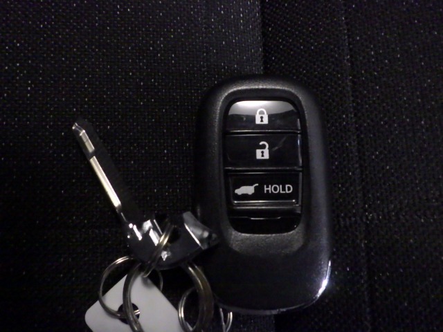スマートキー付！キーを取り出さなくてもドアロックの施錠・開錠、エンジンの始動が出来ます！雨の日や荷物の多い日にとても便利ですね♪