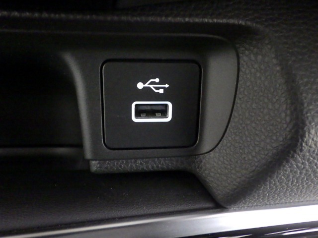 便利な充電用USBジャックも付いています☆