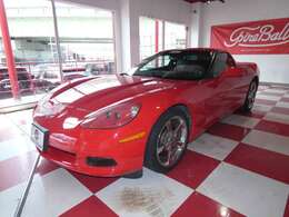 伝統のロングノーズ、ショートデッキで流れるようなボディラインが特徴です。