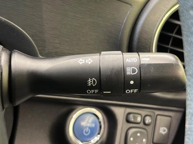【オートエアコン】一度お好みの温度に設定すれば、車内の温度を検知し風量や温度を自動で調整。暑い…寒い…と何度もスイッチ操作をする必要はありません。快適な車内空間には必須の機能ですね♪