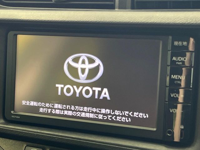 【純正ナビ】人気の純正ナビを装備しております。ナビの使いやすさはもちろん、オーディオ機能も充実！キャンプや旅行はもちろん、通勤や買い物など普段のドライブも楽しくなるはず♪