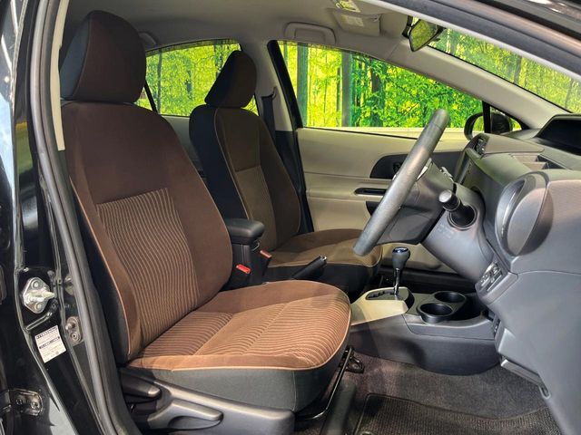 運転席まわりには十分なスペースがあり、大柄な方でもゆったり運転していただける環境です。