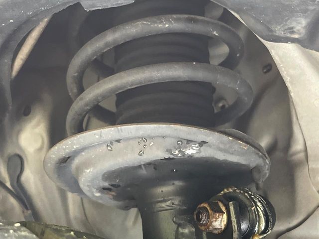 お車を安心してお乗りいただく為には、足回りの定期点検が欠かせません。サービスサポート（有償保証）では無料点検もご提供しており、安心のカーライフをお過ごしいただけるサポート体制が整っています。