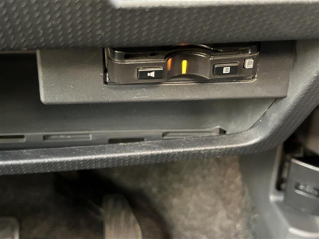 【ETC】有料道路を利用する際に料金所で停止することなく通過できる、ETC車載器（ノンストップ自動料金収受システム機器）が装備されています。セットアップを行うことで利用可能になります。