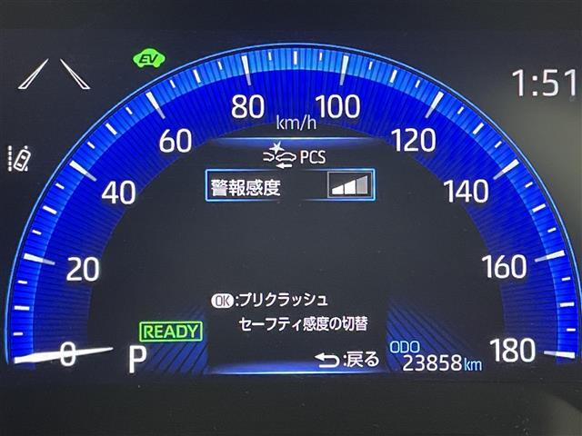 【衝突被害軽減ブレーキ】走行中に前方の車両と歩行者を認識。衝突の危険が高いと判断した場合に警報や緊急ブレーキで衝突回避や衝突時の被害を軽減。前後の踏み間違いによる誤発進も抑制します。