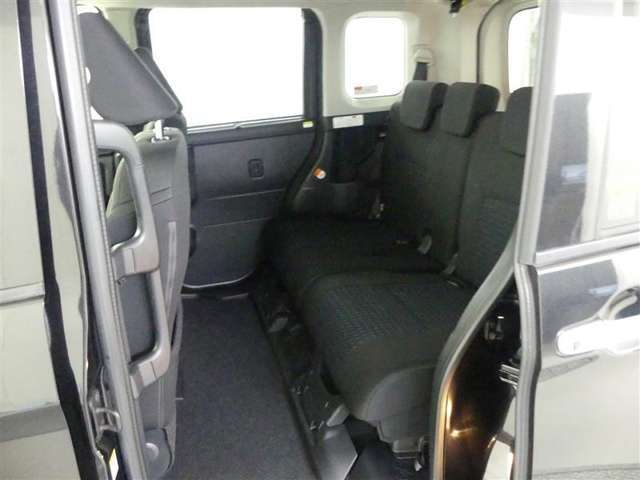 ゆとりある広々とした車内空間は、ドライブを始め買い物やレジャーなど、幅広く活躍します。一人でもみんなとでもお出かけを楽しみましょう！
