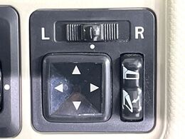 【電動格納ミラー】サイドミラーは電動格納式となっており、狭い駐車場でもキズがつくリスクを抑えられます。