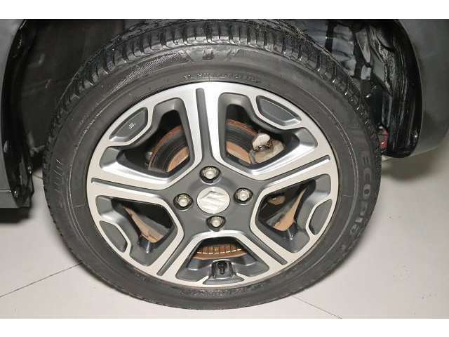 スタイリッシュなデザインのホイールを装着！