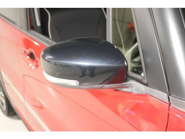 周りからも視認性が良いターンランプ（ウィンカー）付きのドアミラー。