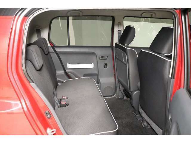 ゆったりとくつろげる、快適なリヤシート。