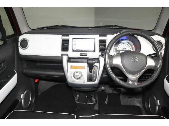 視認性の良いインパネ周り。スイッチなどの操作もしやすい配置になっております。