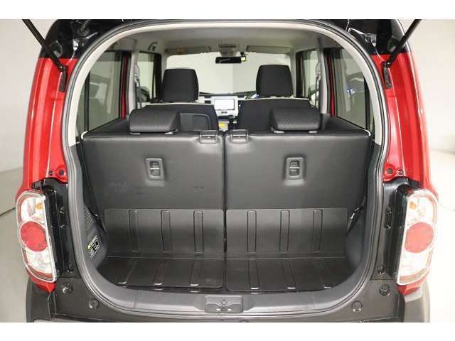 分割可倒式のシート！片方倒せば長めの荷物、両方倒せばたくさんの荷物を積むことができます。