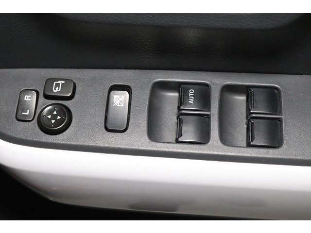 ボタンひとつでドアミラーの開閉操作ができます　狭い道でのすれ違い時などに便利な装備です。