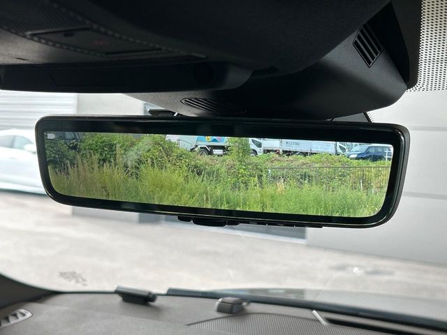 クリアサイトインテリアリアビューミラーは車体に装備したカメラによって、後方の映像がミラーに映し出されます。ミラーユニット下部のレバーで簡単にモード切替も可能です。