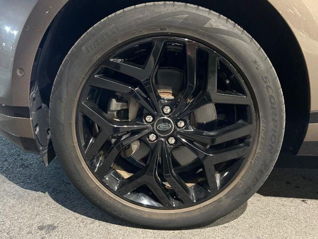 20インチ5スプリットスポークホイール装備！力強さと重厚感を感じさせる太めのスポーク、車体全体のバランスを考慮した洗練されたデザイン性でイヴォークの魅力を際立たせます！