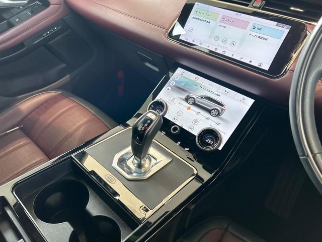 タッチプロデュオは上下にモニターを配し、必要な情報を画面で確認しながら、他の機能を効率良く利用いただけます。上の画面でナビゲーションを表示しながら、下の画面でメディアを再生するといった使い方が可能！