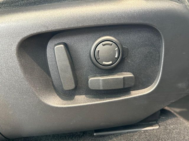 電動パワーシートですので運転中のシート調節も安全に行えます。微調整も可能ですのであなただけのドライビングポジションを実現します。