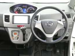 【徹底洗浄クリーニング実施済】運転席からの視界はこんな感じです☆お気軽にご来店いただき、実際に座って是非お確かめください。ドライバーに寄り添う快適な操作フィールをもたらすステアリングです。