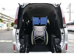 私たちは福祉車両の専門家です。数多くの実績から様々なアドバイスが得意です。詳しくは当社ホームページにて。「坂出自動車」で検索して下さい。※車いすは見本です。