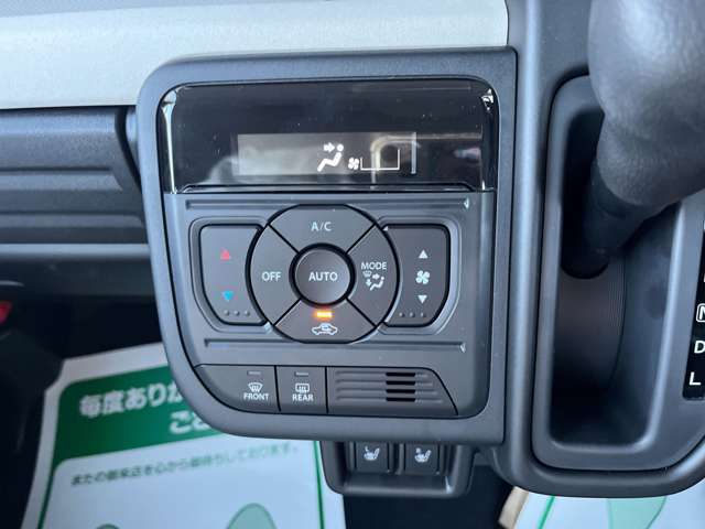 オートエアコン標準装備です。簡単操作で車内が設定した温度になるまで風量、吹き出し口を自動的に調整してくれます。いつでも快適な運転が楽しめます。