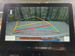 【バックカメラ】駐車時に後方がリアルタイム映像で確認できます。大型商業施設や立体駐車場での駐車時や、夜間のバック時に大活躍！運転スキルに関わらず、今や必須となった装備のひとつです！