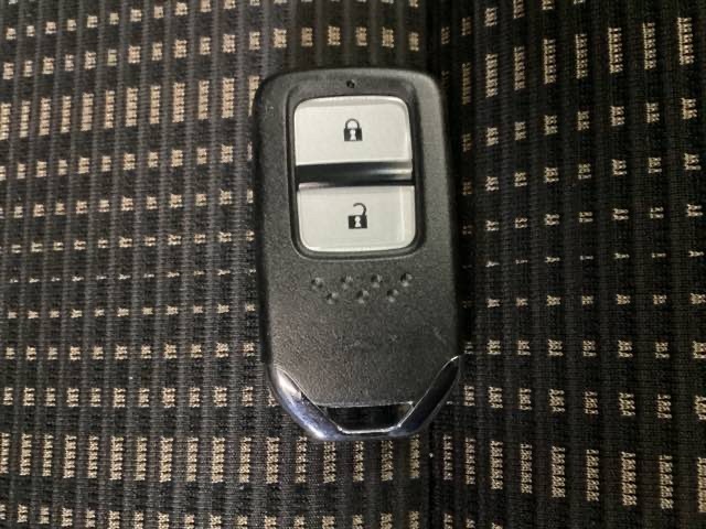 スマートキーを装備しています。鍵を差し込むことなくドアロックの開け閉めと、スタートボタン操作でのエンジンスタートができます。