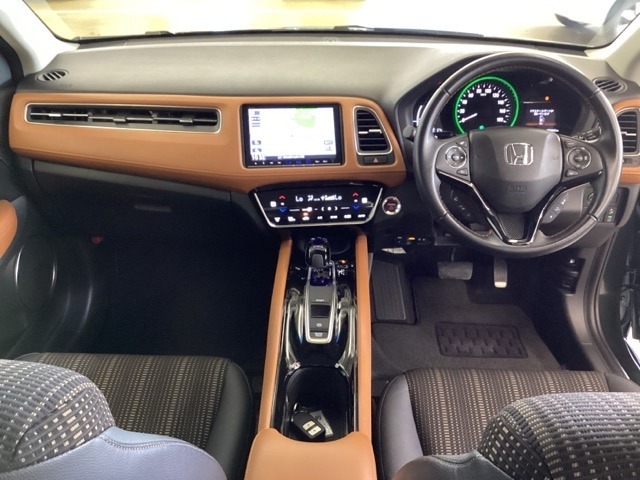 車内はチタニア抗菌防臭施工済です。黒＋オレンジ系の内装色がスポーティなインパネ周りを演出します。グローブボックスやカップホルダーのほかにトレーなどたくさんの収納スペースが付いています。