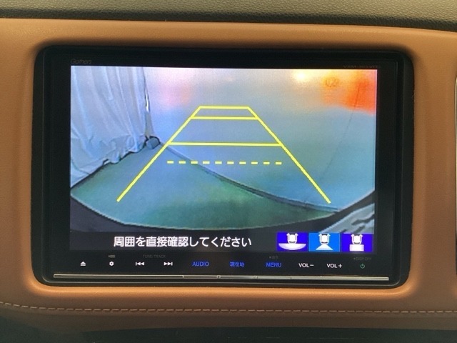 バックでの車庫入れも安心です！　リアカメラが付いているバックモニター付のナビを装備しております。操作線もついており距離感も画面から確認できます。