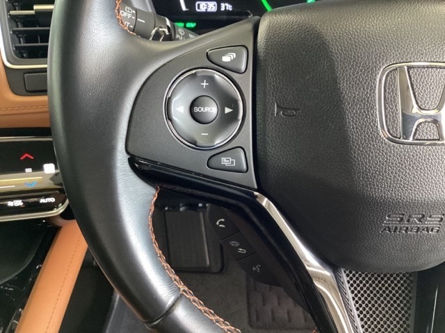 ステアリングスイッチがついていますので、オーディオのチャンネル変更、ボリューム、ジャンル変更が操作可能です。ハンドルから手を離さず安全に操作できます。